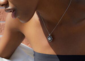 natural-pearl-necklace-chic-office-to-wear.jpg