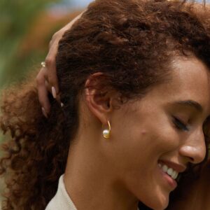 pearl-curve-silver-earrings-for-everyday-office-chic.jpg