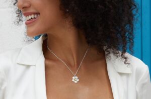 spark-flower-daily-elegance-blue-topaz-silver-necklace.jpg